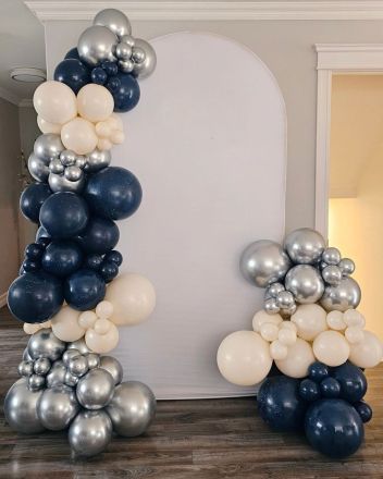 Украса за абитуриентски бал в тъмно синьо, бежово и сребърно