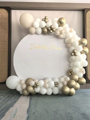 Украса с арка с балони за абитурентски бал, кръщене или юбилей в златно, бежово и бяло