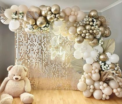 Украса с пайетена стена в златно с балони, цветя и плюшен мечок