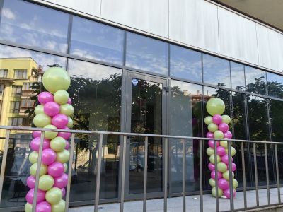 Украса за откриване на търговски обекти с колони от балони в зелено и розово