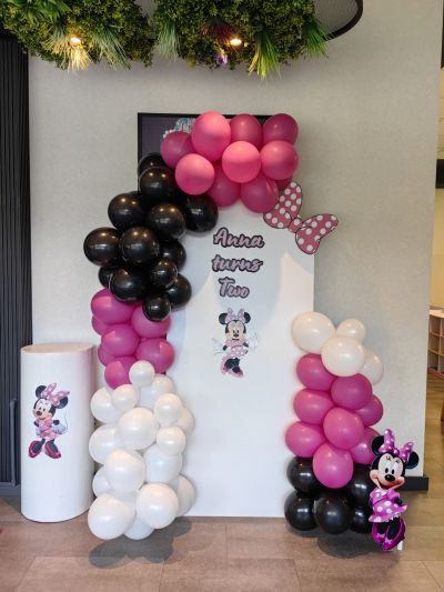 Украса за детски рожден ден с Мини маус / Мики Маус в цикламено розово/черно и бяло