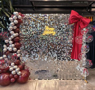 Украса с пайетена стена в сребърно с балони и панделки