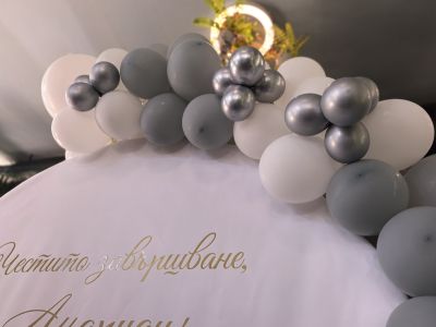 Украса с арка с балони за абитурентски бал, юбилей, кръщение и рожден ден в сиво и сребърно