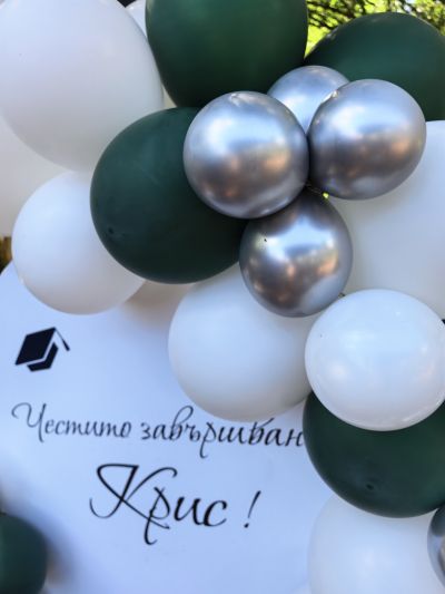 Украса за абитуриентски бал в кралско зелено, бяло и сребърно