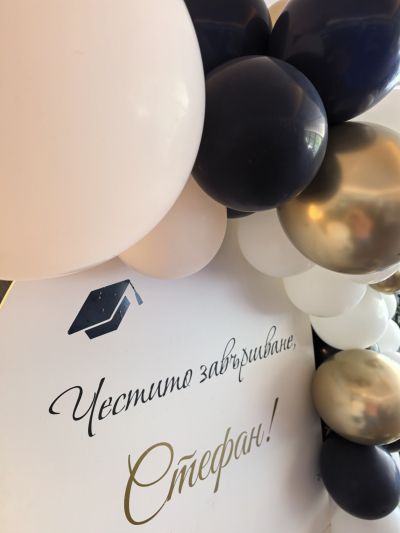 Украса за абитуриентски бал в тъмно синьо, бяло и златен хром