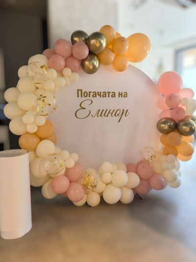 Украса с арка с балони за погача, кръщение или рожден ден