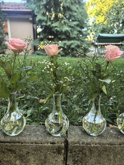 Декорация с вази с естествени цветя