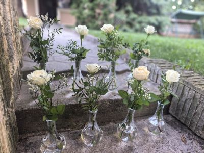 Декорация с вази с естествени цветя