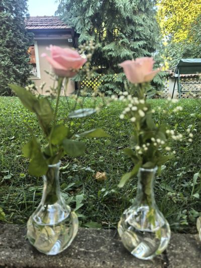 Декорация с вази с естествени цветя